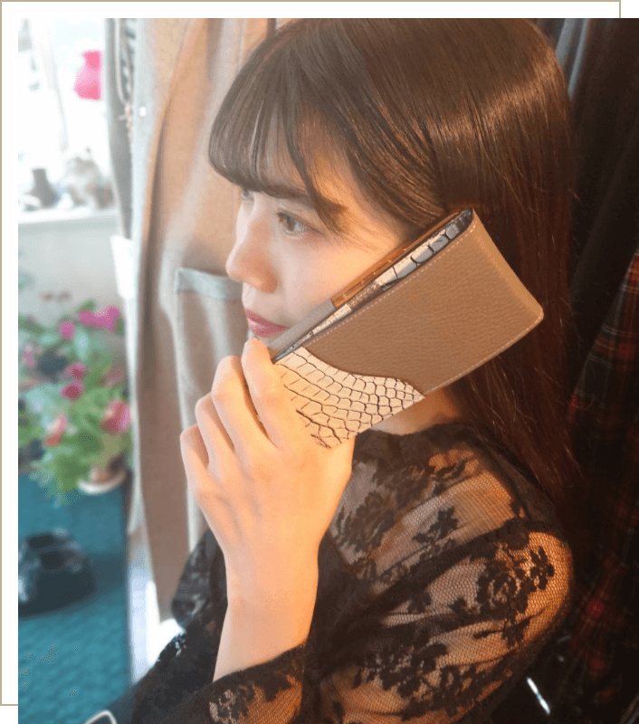 スマホカバーの使用イメージ（人物）