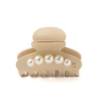 Polite Pearl Hair Clip M (Beige)